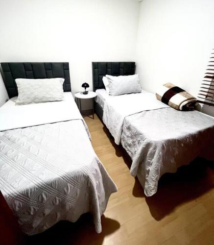 Ein Bett oder Betten in einem Zimmer der Unterkunft “Hermoso y cómodo apartamento cerca al aeropuerto!