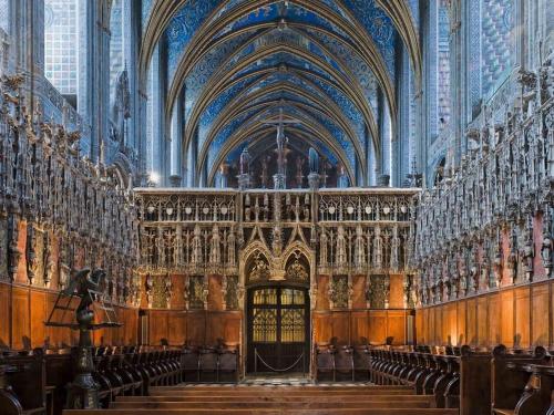 a large cathedral with a door in the middle at Ô Loft - 3 chambres avec 3 salles de bains - parking - climatisation in Albi