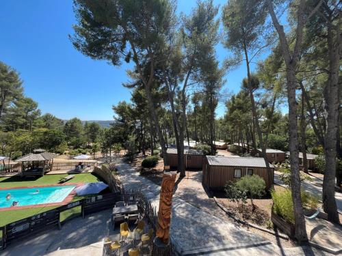 een uitzicht op een resort met een zwembad en bomen bij Camping du Garlaban in Aubagne