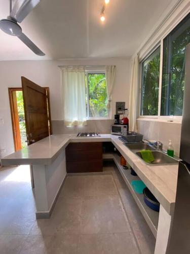 Køkken eller tekøkken på Cozumel Island - Cozy & Romantic Jungle Bungalow - WIFI/Netflix