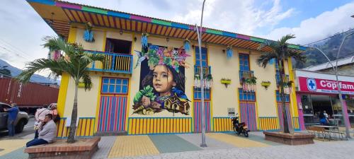 een gebouw met een schilderij van een kind erop bij Hotel Restaurante La Bodega de Amar in Cajamarca