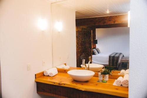 uma casa de banho com um lavatório e um espelho em Pousada Aberdeen em Campos do Jordão