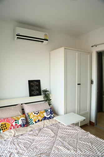 Llit o llits en una habitació de Cozy room in Khlongluang