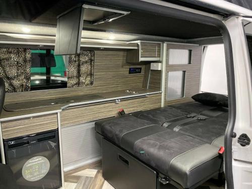 una cama vacía en la parte trasera de una caravana en Stunning VW Camper Van, en Kirton