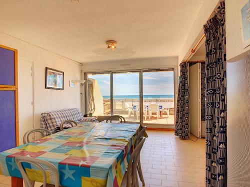 une salle à manger avec une table et une vue sur l'océan dans l'établissement Carnon: Apt FF3, 8-10 pers, Accès Plage, Parking - FR-1-715-83, à Mauguio