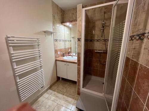 y baño con ducha y lavamanos. en Appartement Les Sables-d'Olonne, 2 pièces, 2 personnes - FR-1-197-583, en Les Sables-dʼOlonne