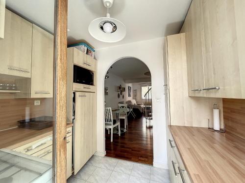 Photo de la galerie de l'établissement Carnon F2 Duplex Climatisé, 5 Personnes, Proche Plage - FR-1-715-85, à Mauguio