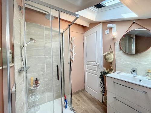 Photo de la galerie de l'établissement Carnon F2 Duplex Climatisé, 5 Personnes, Proche Plage - FR-1-715-85, à Mauguio