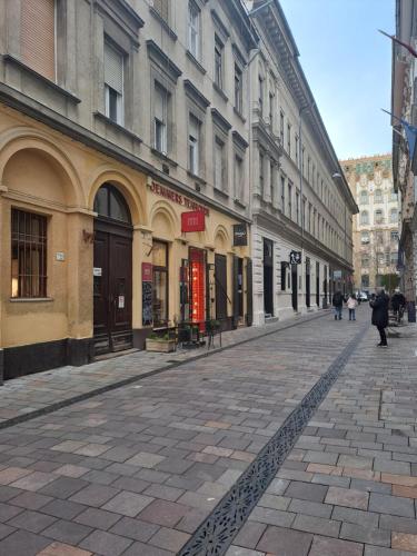 una calle vacía en una ciudad con edificios en Par Par Apartman, en Budapest