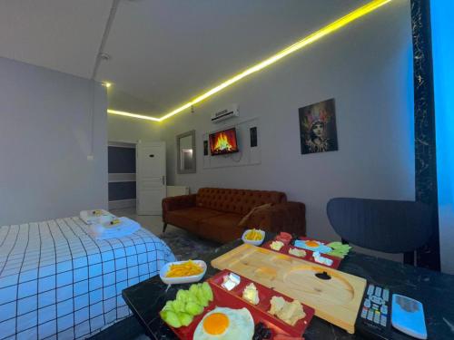 ein Zimmer mit einem Bett und einem Tisch mit Essen darauf in der Unterkunft GMZ SUİT in Istanbul
