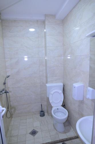 Hotel New York Struga في ستروغا: حمام مع مرحاض ومغسلة