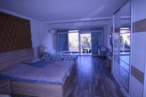 Hotel New York Struga في ستروغا: غرفة نوم بسرير ومنظر على فناء
