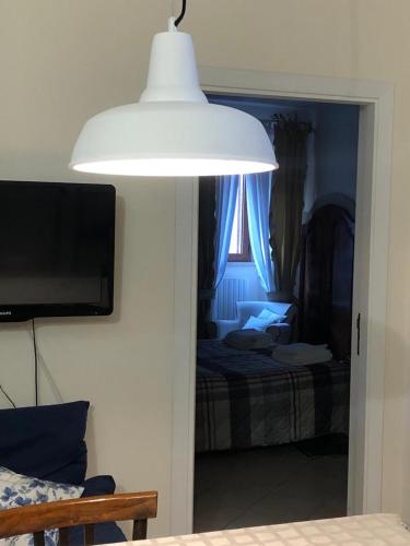 una camera con un letto e una lampada di Torri e Campanili ad Ascoli Piceno