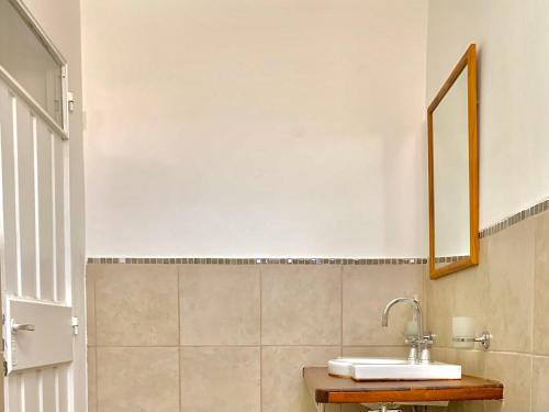 uma casa de banho com um lavatório e um espelho em B&B Mina Clavero em Mina Clavero