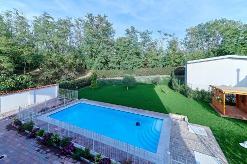 an overhead view of a swimming pool in a yard at La Villa in Novara