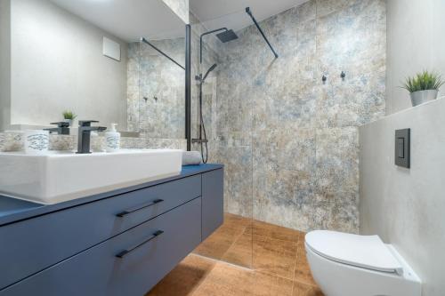 bagno con lavandino e doccia di Apartament Figo a Stettino