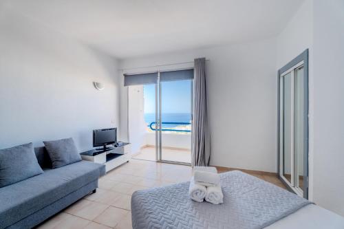 un salon avec un canapé et une vue sur l'océan dans l'établissement 418 Paranoramic View By Paramount Holidays, à Adeje