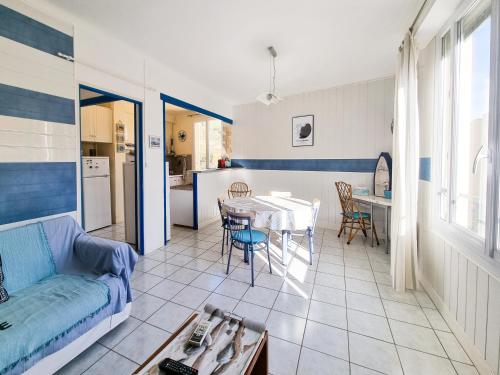 un salon avec un canapé et une table dans l'établissement Brice Marine - T4 climatisé en centre-ville, au Lavandou