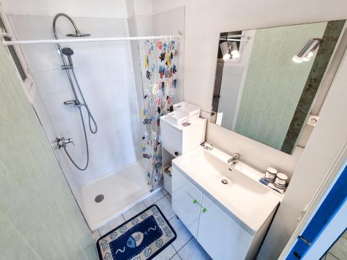 une salle de bain avec un lavabo et une douche dans l'établissement Brice Marine - T4 climatisé en centre-ville, au Lavandou