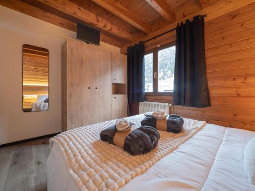 ein Schlafzimmer mit einem großen Bett mit Handtüchern darauf in der Unterkunft APARTAMENTO HEIMA in Incles