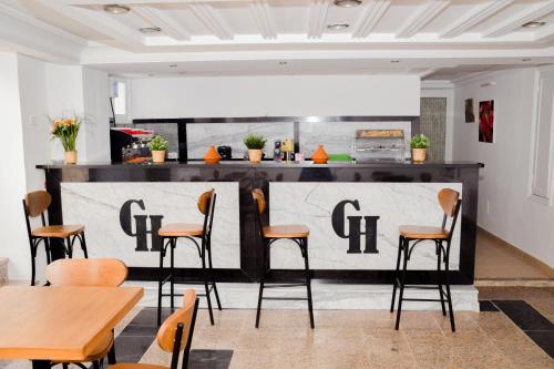LE GRAND HOTEL في حومة السوق: مطعم فيه بار فيه كراسي وطاولات