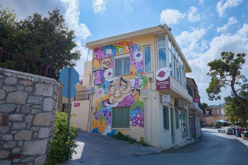 アルカネスにあるChara maisonの側面に壁画がある建物