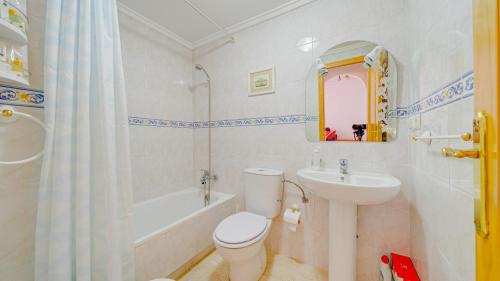 Ένα μπάνιο στο Agua Viva Apartamento con 2 dormitorios
