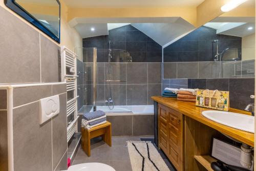 une salle de bain avec un lavabo, des toilettes et une baignoire dans l'établissement Spacious and bright flat close to the beach : heart of old Nice, à Nice