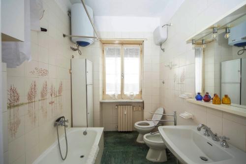 アスコリ・ピチェーノにあるMajor Roomsのバスルーム(トイレ2つ、バスタブ、シンク付)