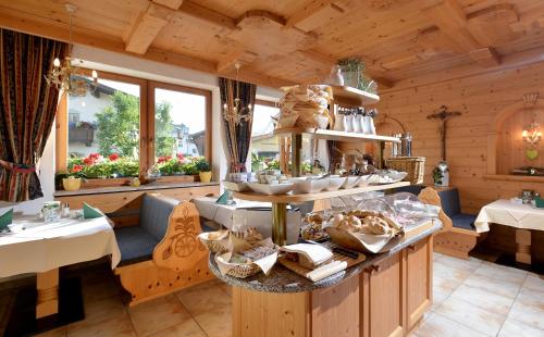 Photo de la galerie de l'établissement Hotel Theresia Garni, à St. Johann in Tirol