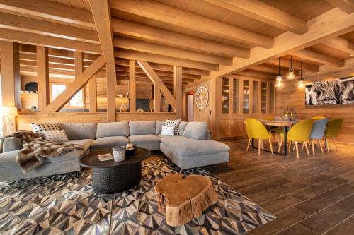 a living room with a couch and a table at Chalet Jardin Alpin Valberg in Péone