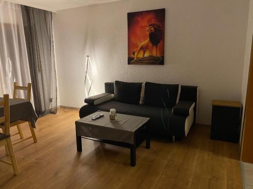 a living room with a couch and a table at Ferienwohnung Schwabenheim an der Selz in Schwabenheim