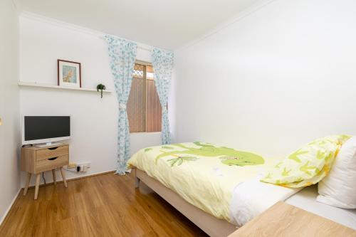 a bedroom with a bed and a television at Hallett Cove House 6Bed 3Bath Full Kitchen Fast Wifi 5TV Netflix Espresso-Perfect for large families in Halletts Cove