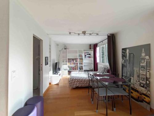 Appartement 6 invités à 25 min du centre de Paris في كاشان: غرفة معيشة مع طاولة وغرفة نوم