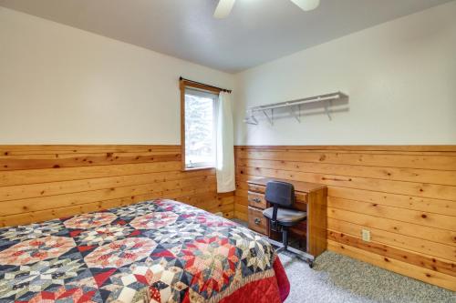Una cama o camas en una habitación de Lakefront Bemidji Getaway with Community Beach!