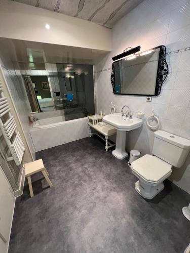 uma casa de banho com um lavatório, um WC e uma banheira em (A)Typique Chartrons em Bordeaux