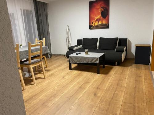 a living room with a couch and a table at Ferienwohnung Schwabenheim an der Selz in Schwabenheim