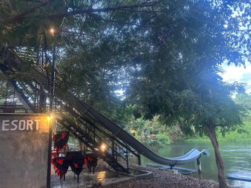 a slide on the side of a river at ชลลดา ริเวอร์ โฮมสเตย์ แก่งกระจาน in Ban Wang Malako