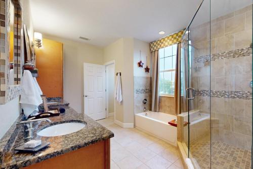 ein Bad mit einem Waschbecken und einer Dusche in der Unterkunft Garden Castle in Tampa