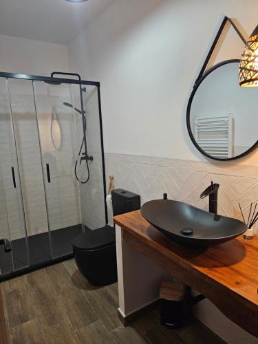 La salle de bains est pourvue d'un lavabo noir et d'une douche. dans l'établissement El Mirador de Teo, à Alocén