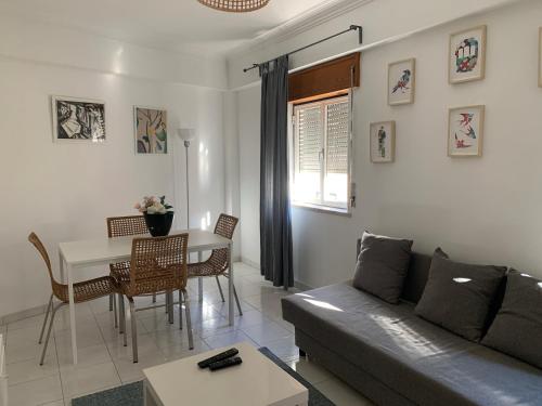 リスボンにあるChiado Appartment with Terrace 2のリビングルーム(ソファ、テーブル付)