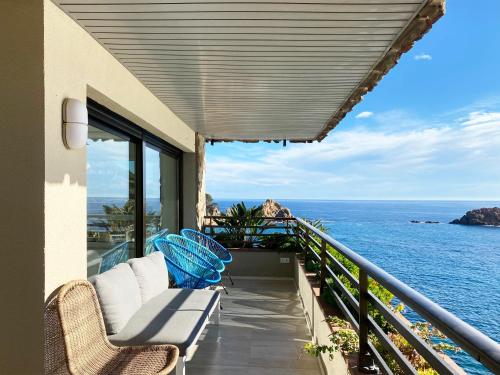 Un balcón con sillas y vistas al océano. en Magnificent apartment at the sea front of Tossa de Mar en Tossa de Mar