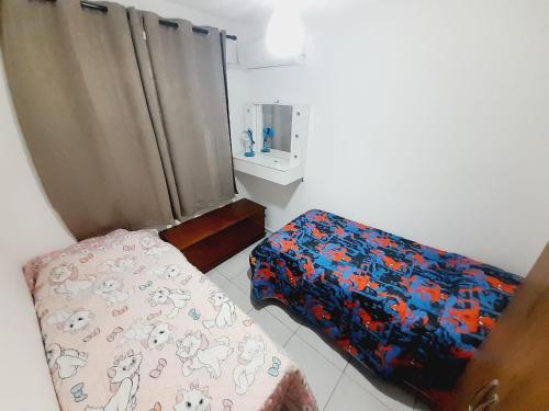 Habitación pequeña con cama y colcha con animales. en APTO - 2 quartos com ar condicionado - piscina disponível, en Campo Grande