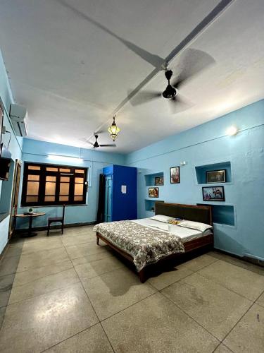 a bedroom with a bed and a blue wall at Blue town Hostel & Cafe in Jodhpur