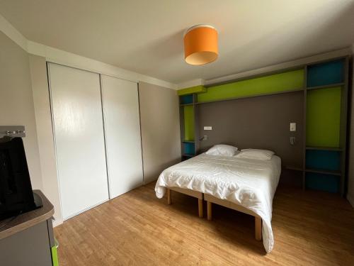 a bedroom with a bed and a tv in it at L'AIGRETTE - Appartement 5 pers - Courseulles port de plaisance in Courseulles-sur-Mer