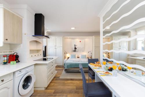 Il comprend une cuisine et un salon avec un lit et une table. dans l'établissement Dolce Vita YourHostHelper, à Cannes