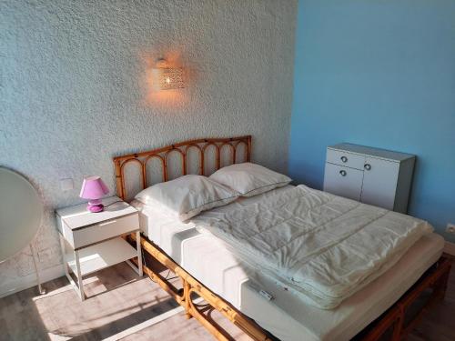 セニョスにあるMaison Seignosse, 2 pièces, 4 personnes - FR-1-239-237のベッドルーム1室(ベッド1台、ランプ付きテーブル付)
