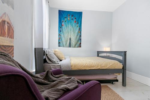 um quarto com 2 beliches e um sofá em Compass Cove Downtown Home With Modern Updates em Sturgeon Bay