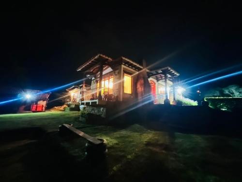 uma casa iluminada à noite com luzes em Cabaña Casa Cantabria em Villa de Leyva