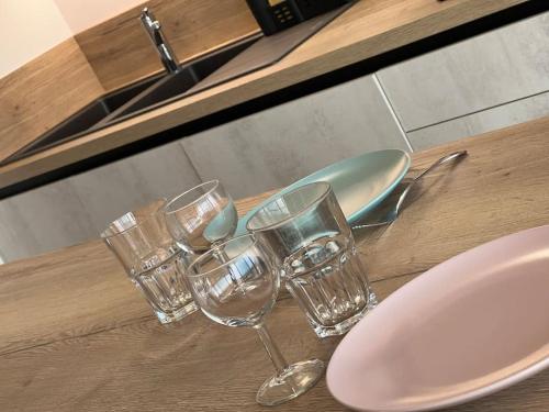 un groupe de verres à vin assis sur un comptoir dans l'établissement Très bel appartement centre-ville pour 4 personnes, à La Londe-les-Maures